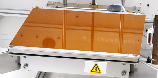 ヒータ付き成形テーブルで造形物の収縮・反りを抑制