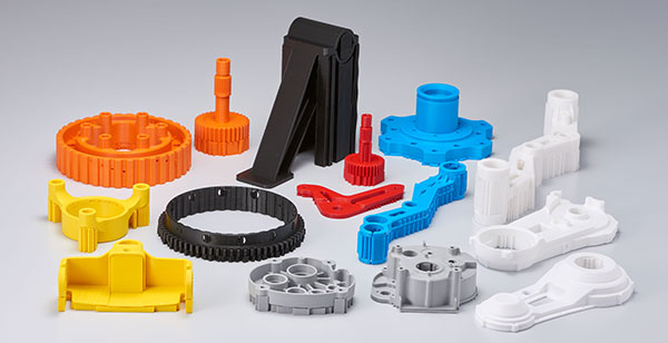 多彩な材料で大型造形