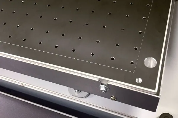 しっかりとメディアを固定するバキュームテーブル(オプション)