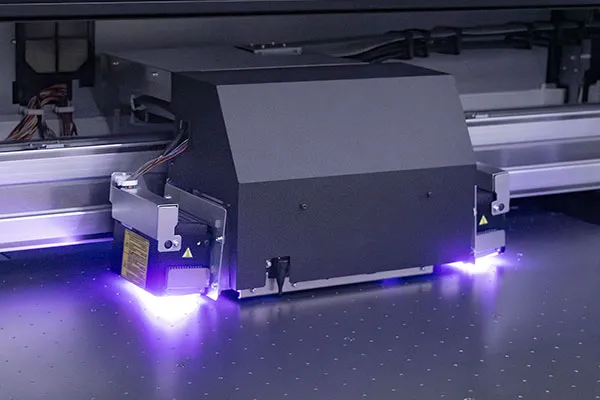 2基のUV-LEDランプで、双方向印刷に最適化